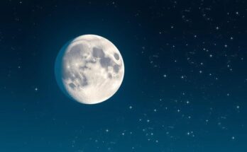 A serene night sky with a waning gibbous moon, deep blue hues and twinkling stars, symbolising introspection and evolution.